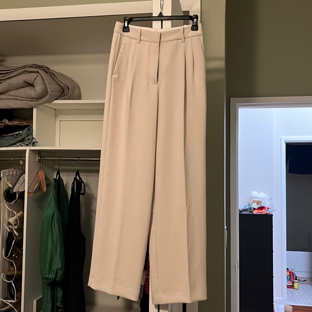 Aritzia Wilfred effortless pant in beige size 4